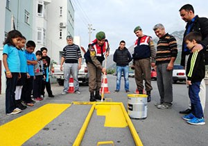 Okul önlerine yaya geçidi